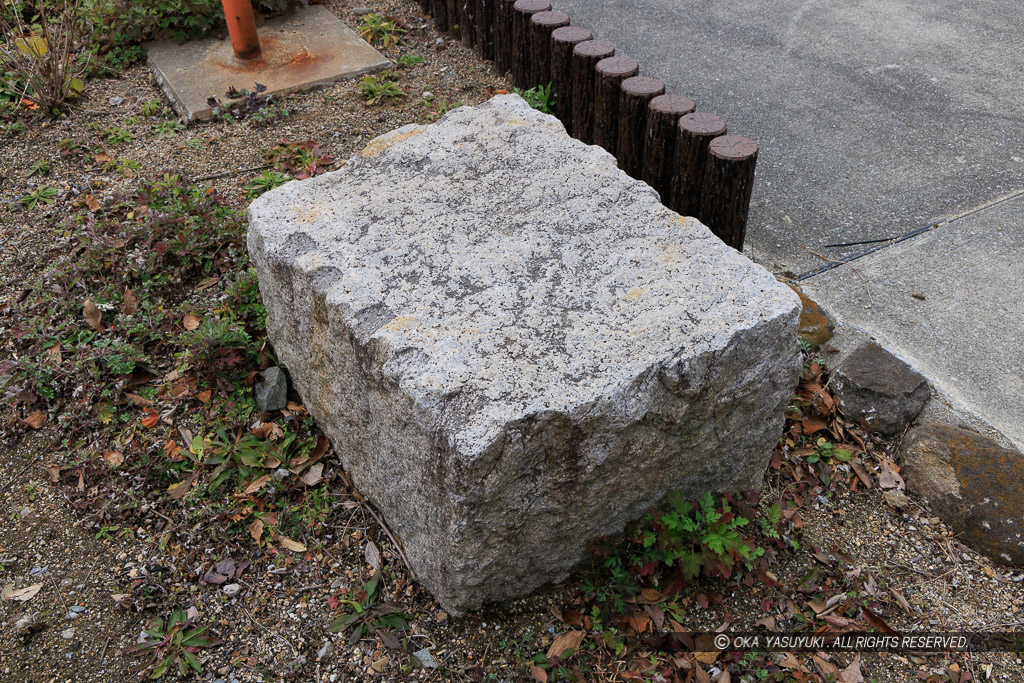 戎橋北側に屋外展示の尼崎城石垣石・矢穴痕