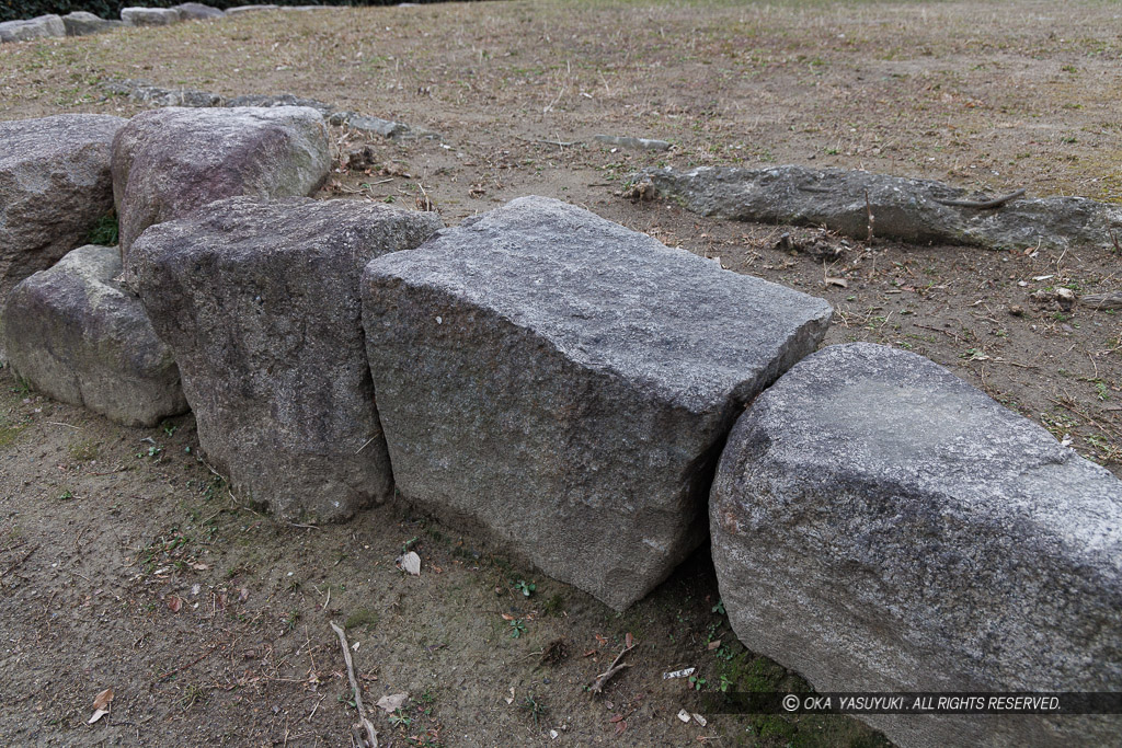 西川公園に残る矢穴石（２石）