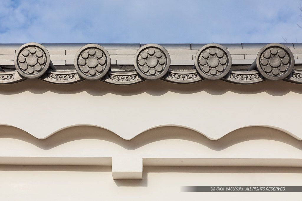 尼崎城模擬土塀の九曜紋の軒瓦