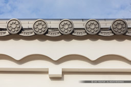 尼崎城模擬土塀の九曜紋の軒瓦｜高解像度画像サイズ：6639 x 4426 pixels｜写真番号：5D4A4942｜撮影：Canon EOS 5D Mark IV