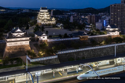 福山城と新幹線福山駅（夜景ライトアップ） | 高解像度画像サイズ：7576 x 5053 pixels | 写真番号：344A2577 | 撮影：Canon EOS R5