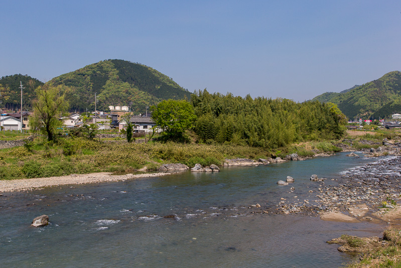 揖保川と篠ノ丸城を望む