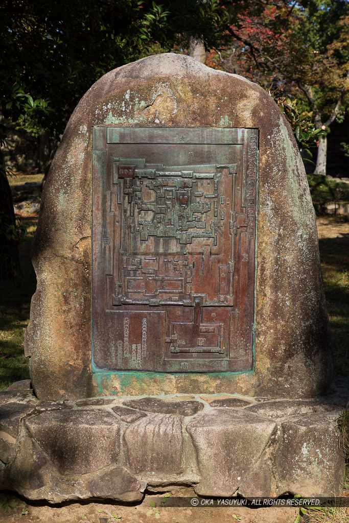 広島城の縄張図的石碑