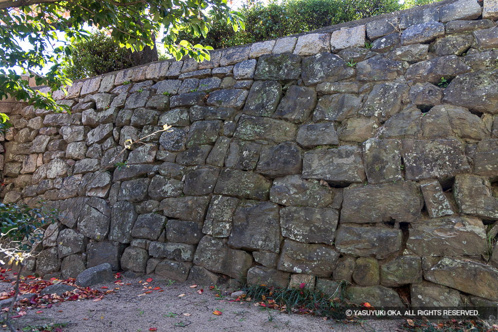 二の丸東櫓門跡に見られる石垣の繋ぎ目
