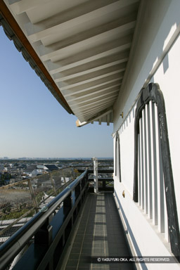 岸和田城天守から大阪湾を望む | 高解像度画像サイズ：2048 x 3072 pixels | 写真番号：272-7261_IMG | 撮影：Canon EOS D60