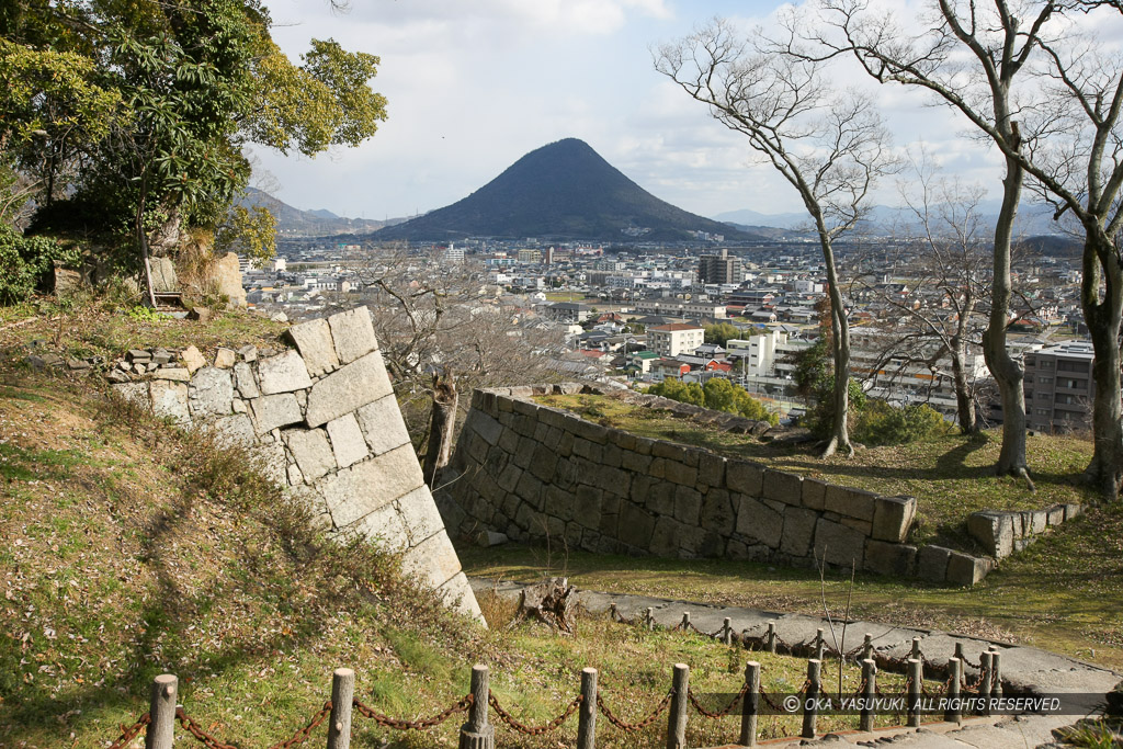 栃の木御門跡付近から讃岐富士