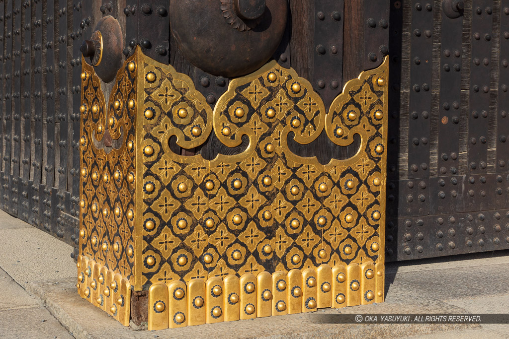 二条城東大手門の鏡柱の装飾