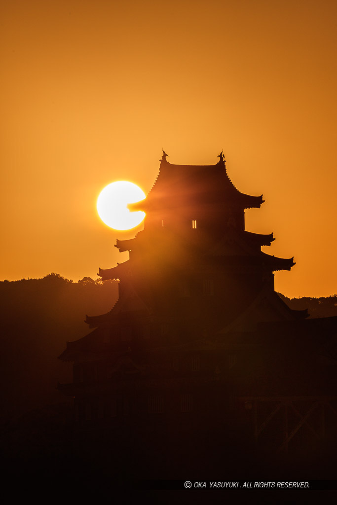 日の出と岡山城シルエット
