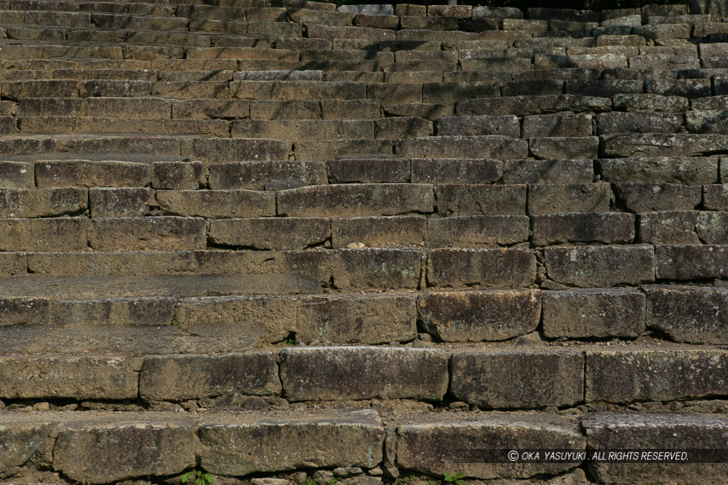津山城の表中門跡の石階段