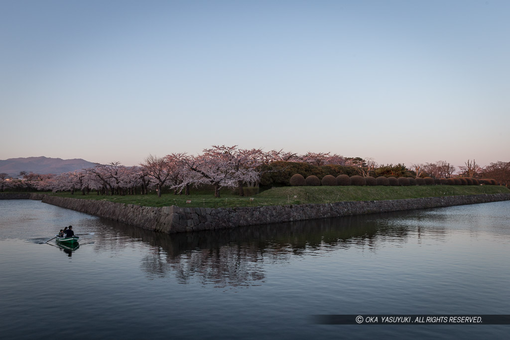 堀と桜の風景