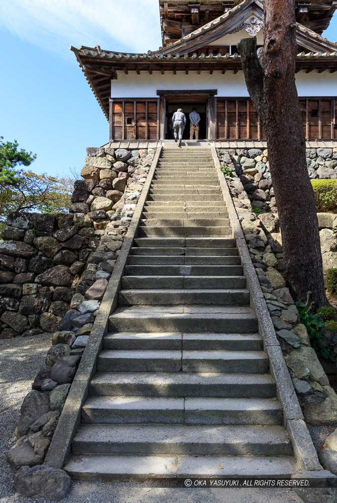 丸岡城天守入口への石段