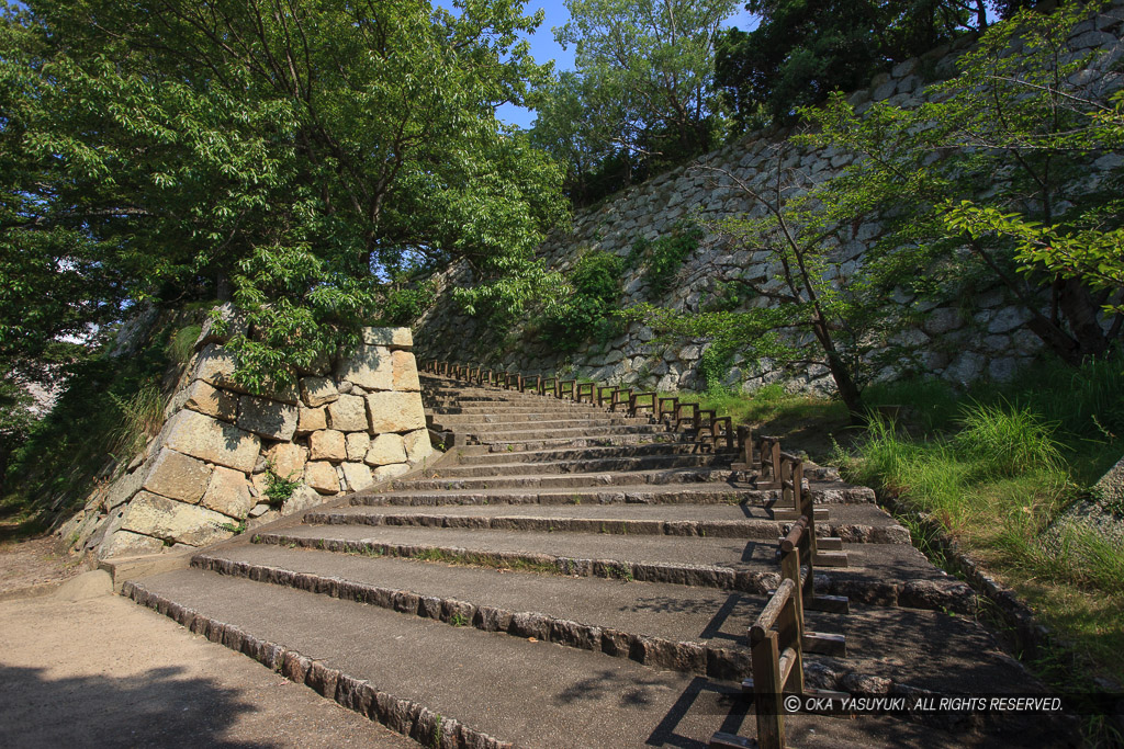 大の門跡への石段