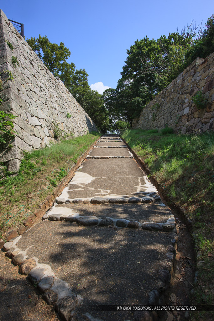 白の門跡への通路