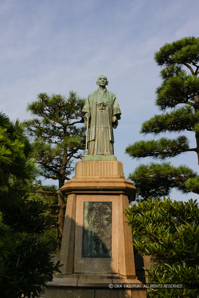 中部幾次郎銅像