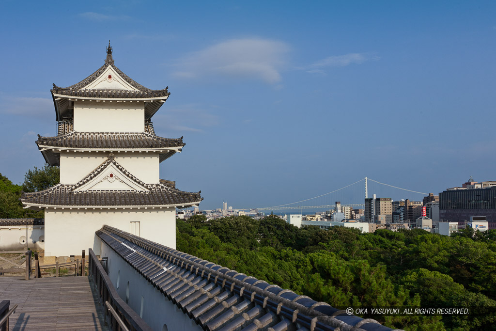 明石城と明石海峡大橋