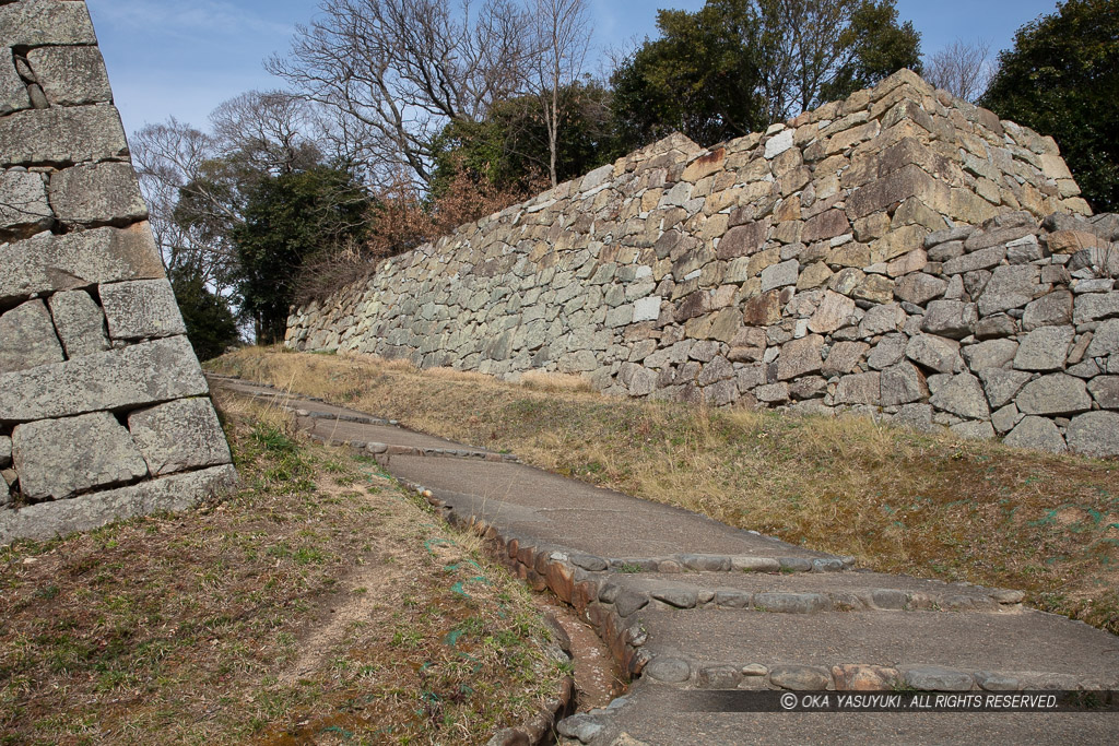 白の門跡への通路