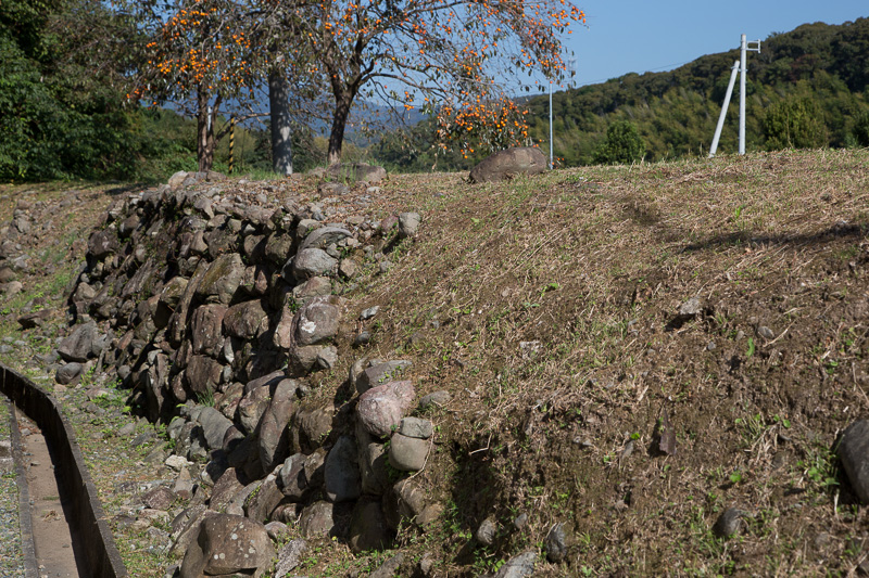 東側の土塁石垣