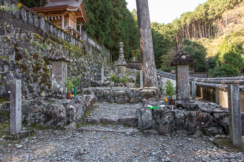 安芸国虎と殉死した家臣の墓・浄貞寺