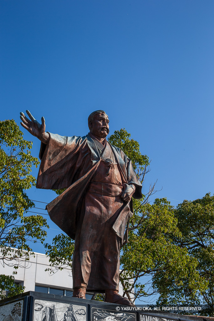 岩崎弥太郎銅像・江の川上公園