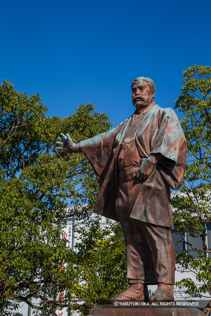 岩崎弥太郎銅像・江の川上公園