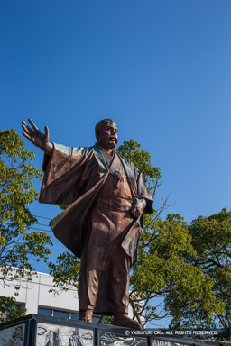 岩崎弥太郎銅像・江の川上公園 | 高解像度画像サイズ：3456 x 5184 pixels | 写真番号：1DXL7770 | 撮影：Canon EOS-1D X