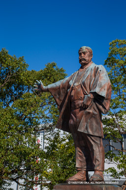 岩崎弥太郎銅像・江の川上公園 | 高解像度画像サイズ：3456 x 5184 pixels | 写真番号：1DXL7772 | 撮影：Canon EOS-1D X