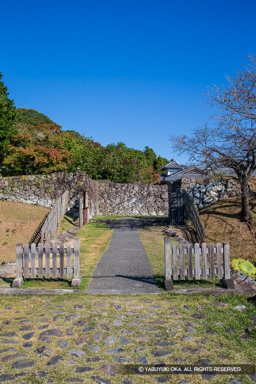 安芸城大手口 | 高解像度画像サイズ：3456 x 5184 pixels | 写真番号：1DXL7799 | 撮影：Canon EOS-1D X