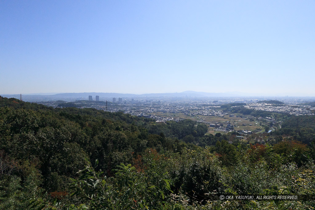 芥川山城の主郭南下11郭より東を見る