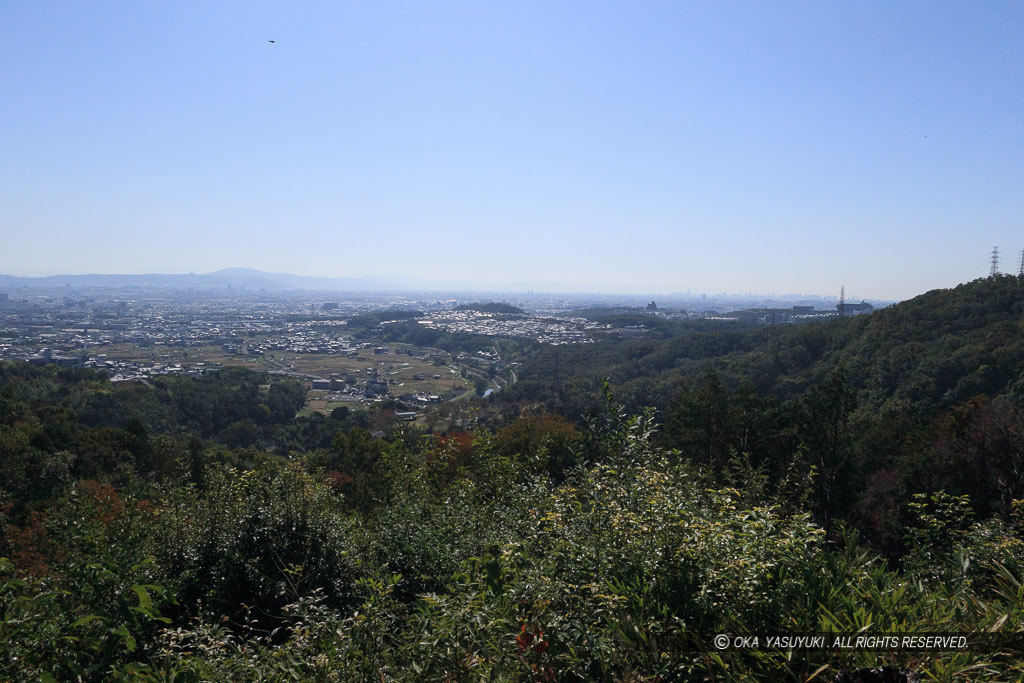 芥川山城の主郭南下11郭より大阪を見る