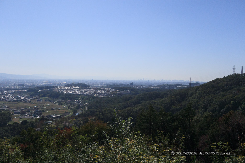 芥川山城の主郭南下11郭より大阪を見る