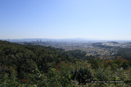 芥川山城の主郭南下11郭より東を見る｜高解像度画像サイズ：6000 x 4000 pixels｜写真番号：IMG_6808｜撮影：Canon PowerShot G1 X Mark III