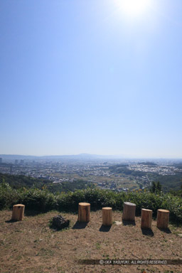 芥川山城の主郭より高槻市内を見る|高解像度画像サイズ:4000 x 6000 pixels|写真番号:IMG_6822|撮影:Canon PowerShot G1 X Mark III