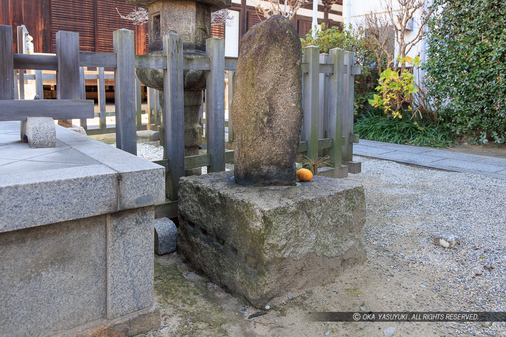 本興寺境内の経塔台石の矢穴