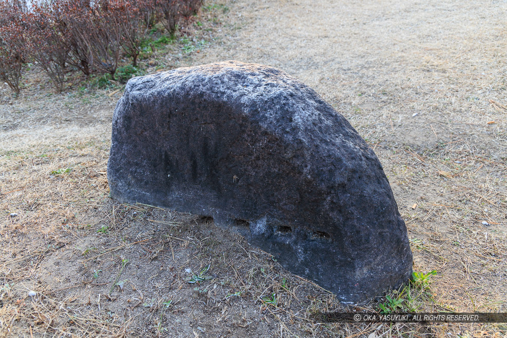 尼崎城址公園にある矢穴石