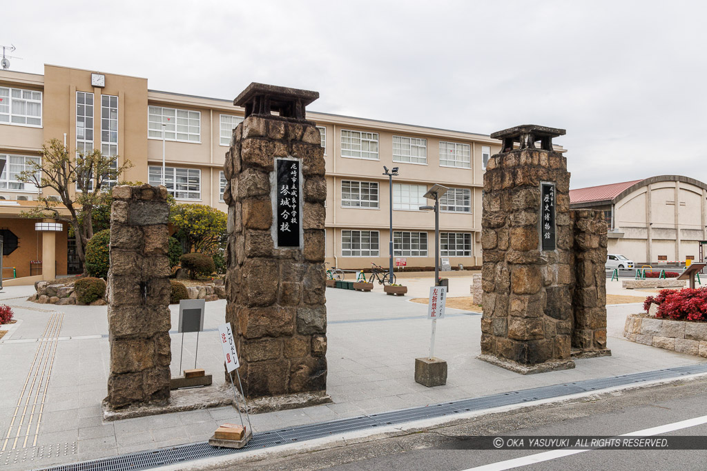 尼崎市立歴史博物館（旧尼崎文化財収蔵庫）門柱に矢穴石