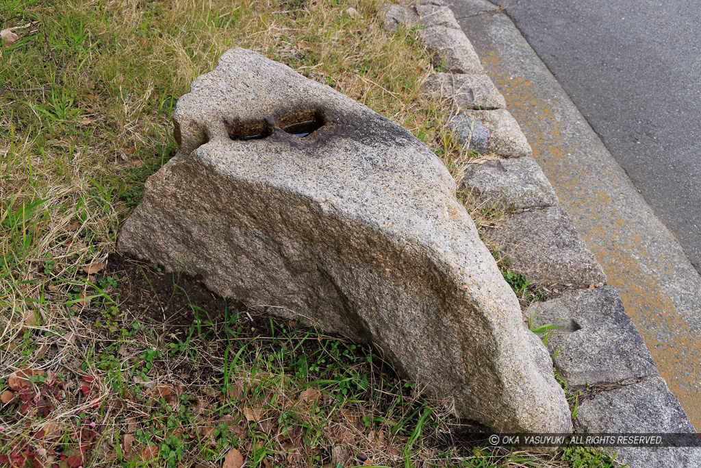 尼崎だいもつ病院にある矢穴石（２石）