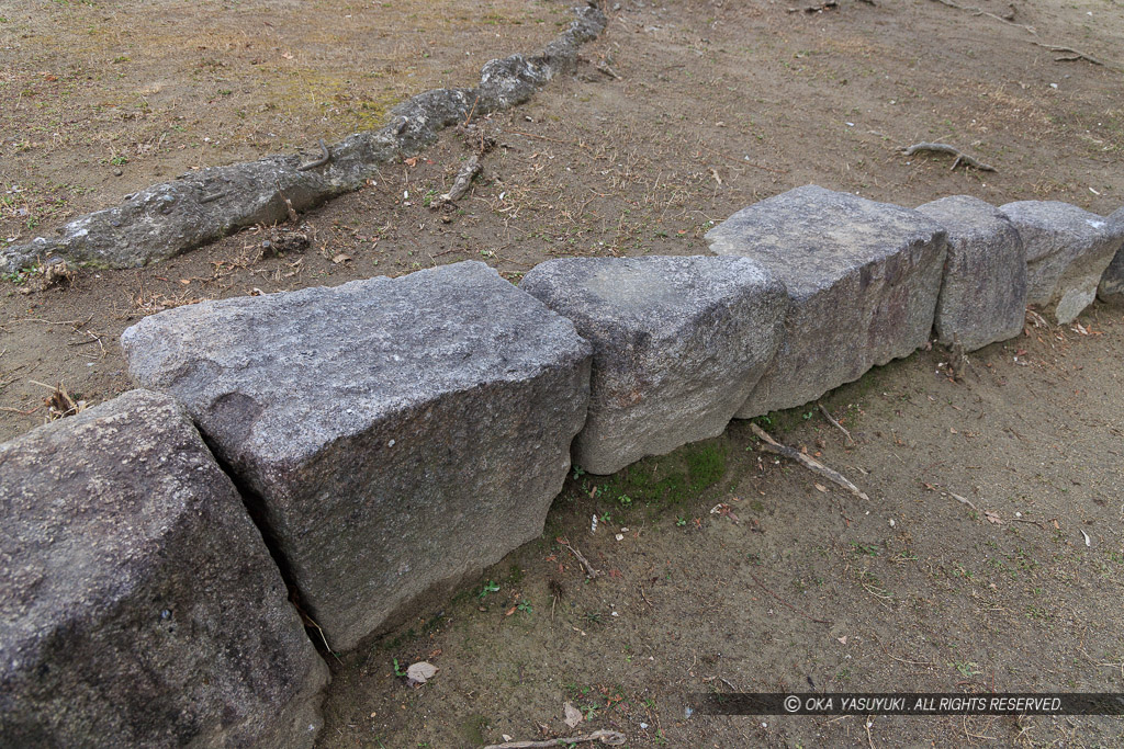 西川公園に残る矢穴石（２石）