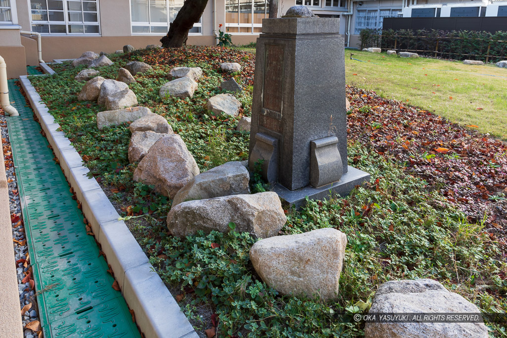 尼崎市立歴史博物館中庭の本丸石垣石