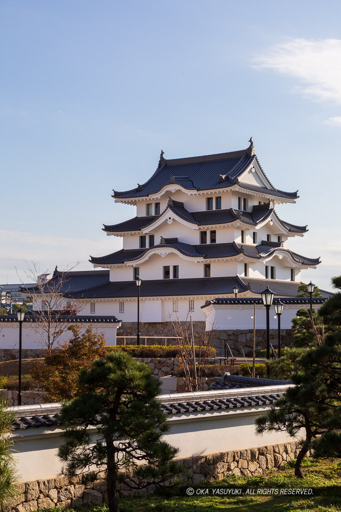 尼崎城址公園石碑付近からみる再建天守