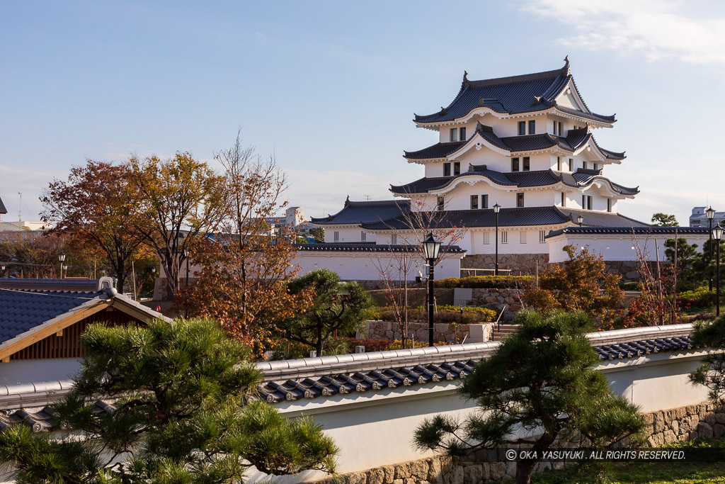 尼崎城址公園石碑付近からみる再建天守