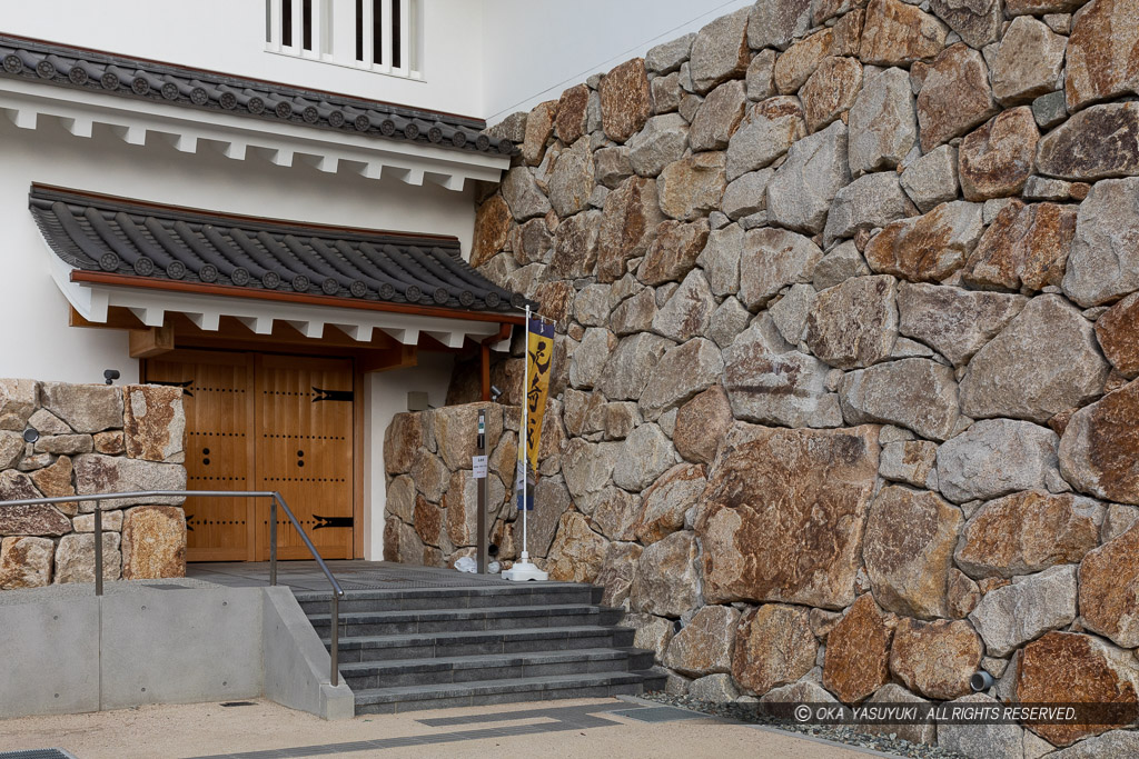 尼崎城天守入口と鏡石