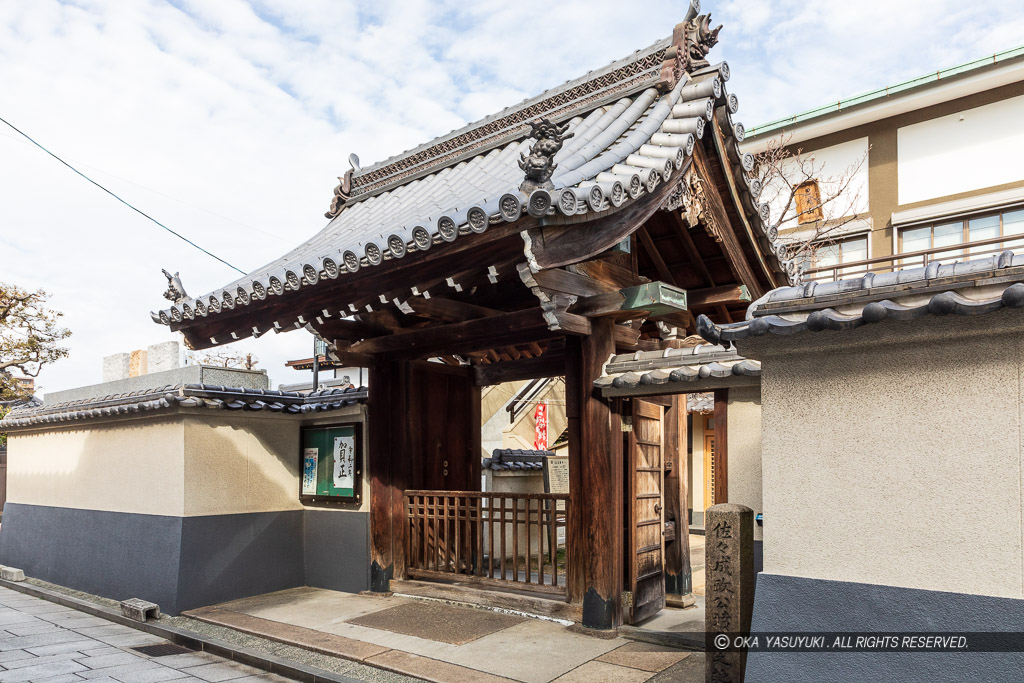 法園寺の山門