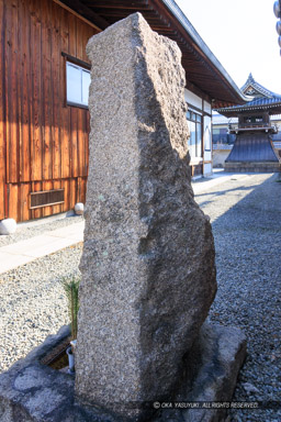 如来院境内の題目碑に矢穴石|高解像度画像サイズ:5072 x 7605 pixels|写真番号:344A9310|撮影:Canon EOS R5