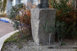 二宮金次郎銅像台座石垣石・矢穴昆・明城小学校|高解像度画像サイズ:8192 x 5464 pixels|写真番号:344A9371|撮影:Canon EOS R5