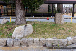 尼崎だいもつ病院にある矢穴石（２石）｜高解像度画像サイズ：8192 x 5464 pixels｜写真番号：344A9454｜撮影：Canon EOS R5