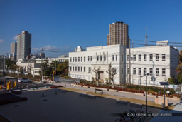 天守跡から現在の天守を望む・旧尼崎警察署|高解像度画像サイズ:6720 x 4480 pixels|写真番号:5D4A0894|撮影:Canon EOS 5D Mark IV