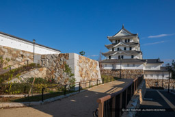 不明門跡付近から見る再建天守｜高解像度画像サイズ：5935 x 3957 pixels｜写真番号：5D4A0957｜撮影：Canon EOS 5D Mark IV