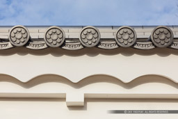 尼崎城模擬土塀の九曜紋の軒瓦|高解像度画像サイズ:6639 x 4426 pixels|写真番号:5D4A4942|撮影:Canon EOS 5D Mark IV