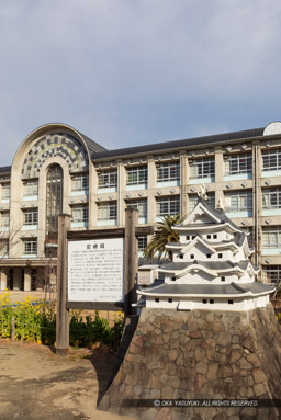 明城小学校のコンクリート造りの尼崎城天守|高解像度画像サイズ:4356 x 6517 pixels|写真番号:5D4A5054|撮影:Canon EOS 5D Mark IV