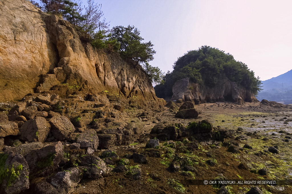 甘崎城の東側岩礁に残る石垣跡